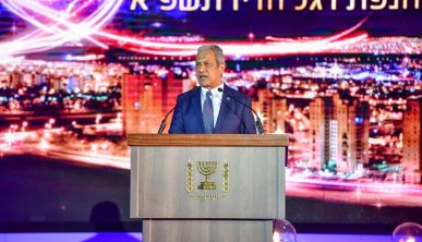 בצל סערת נתניהו: אילת חוגגת 72